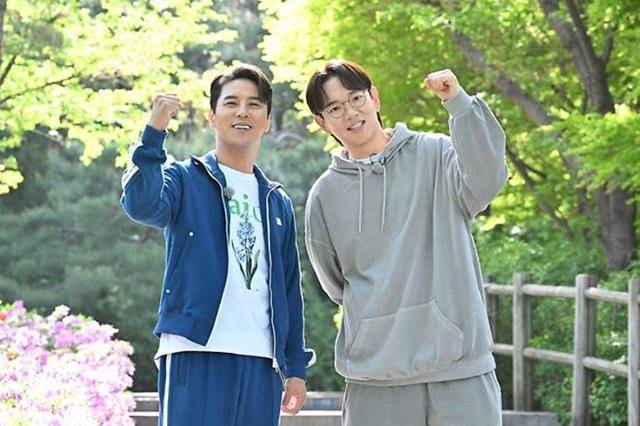 30일 KBS2 새 예능 '2장1절' 온라인 제작발표회가 진행됐다. 행사에는 장성규 장민호와 정아영 PD가 참석했다. '2장1절'은 장민호와 장성규가 동네 이웃을 만나 펼치는 유쾌한 길거리 노래 토크쇼다. KBS 제공