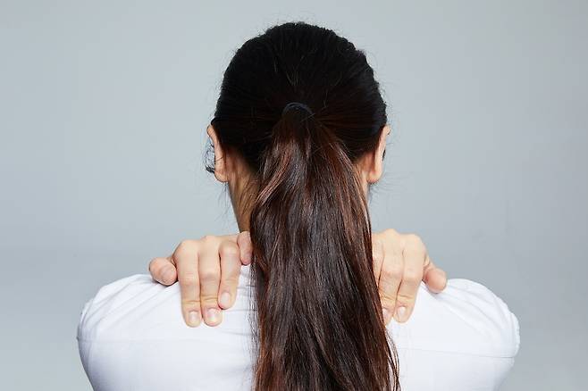 누웠을 때 바닥에서 어깨가 닿지 않고 뜬다면 라운드숄더일 가능성이 높다./사진=게티이미지뱅크