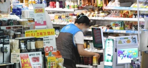서울시내의 한 편의점 직원이 업무를 보고 있다. 사진=김범준 기자