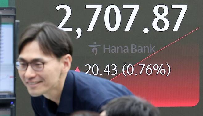 30일 오전 서울 중구 하나은행 본점 딜링룸 전광판에 코스피 지수가 오름세를 보이며 장중 2700선을 돌파하고 있다. 사진=뉴스1