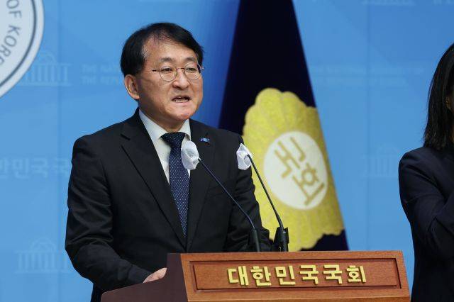 차규근 조국혁신당 당선인이 30일 오전 국회 소통관에서 수원지검 ‘술자리 회유 진술 조작’ 의혹 관련 기자회견을 하고 있다. 뉴시스