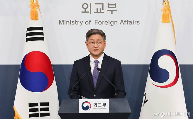NAVER(네이버)가 일본 국민 메신저로 키워낸 '라인'(LINE) 지분을 잃을 위기에 놓이자 우리 정부 관계자가 일본 당국자와 만나 관련 대응에 나선 것으로 알려졌다. 사진은 지난 9일 임수석 외교부 대변인의 정례브리핑 모습. / 사진=뉴스1