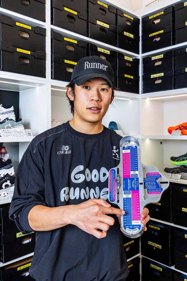 발측정을 도와주는 김의영 스토어 매니저