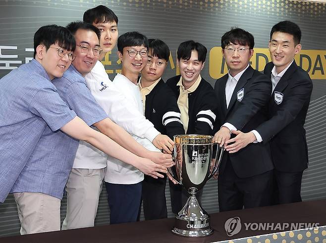 '바둑리그 트로피의 주인공은 누구?' (서울=연합뉴스) 김성민 기자 = 30일 오전 서울 성동구 한국기원에서 열린 2023-2024 KB국민은행 바둑리그 포스트시즌 미디어데이에서 감독과 선수들이 트로피를 두고 기념 촬영을 하고 있다. 왼쪽부터 한국물가정보 강동윤, 박정상 감독, 원익 박정환, 이희성 감독, 고려아연 신민준, 박승화 감독, 수려한합천 원성진, 고근태 감독. 2024.4.30 ksm7976@yna.co.kr