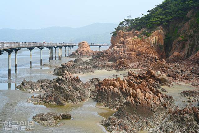 하나개해수욕장 해상 산책로 안쪽은 잘 꾸민 지질공원처럼 보인다. 연무가 깔리면 한 폭의 산수화다.
