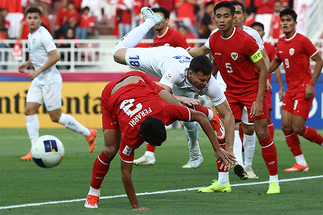 제6회 아시아축구연맹(AFC) U23 아시안컵 준결승 인도네시아(레드)-우즈베키스탄(화이트) 경기 모습. 사진=AFP=연합뉴스 제공