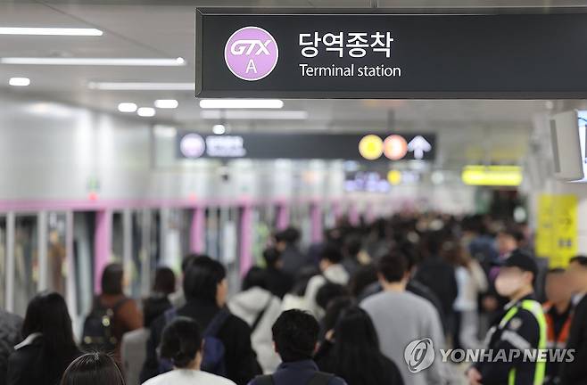 GTX-A 수서∼동탄 개통 후 첫 평일 (서울=연합뉴스) 박동주 기자 = 수도권 광역급행철도(GTX)-A 수서∼동탄 구간 개통 후 첫 평일인 1일 오전 서울 수도권 광역급행철도(GTX)-A 수서역에서 승객들이 열차에서 내려 이동하고 있다. 2024.4.1 pdj6635@yna.co.kr