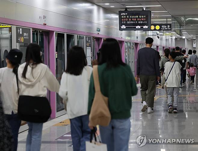 'GTX-A 개통 한달' 예상수요 43%수준 (서울=연합뉴스) 이지은 기자 = 수도권 광역급행철도(GTX)-A 노선 수서∼동탄 구간이 개통 한 달을 넘긴 가운데 이용객은 당초 예상치의 절반에 미치지 못하는 것으로 나타났다. 1일 국토교통부에 따르면 개통일인 지난 3월 30일부터 지난달 29일까지 31일간 GTX-A 수서∼동탄 구간 이용객은 26만3천665명으로 집계됐다. 이날 서울 강남구 GTX-A 수서역에서 승객들이 이동하고 있다. 2024.5.1 jieunlee@yna.co.kr