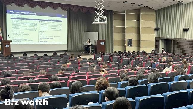 더존비즈온은 '2023년 귀속 종합소득세 신고 오프라인 교육' 첫날인 지난 2일 부산상공회의소에서 인공지능(AI) 비서 'ONE AI'를 공개했다./사진=더존비즈온 제공