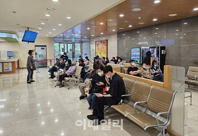 진료를 기다리는 환자들이 2일 서울 서초구 서울성모병원에서 의자에 앉은 채 대기하고 있다. (사진=김형환 기자)