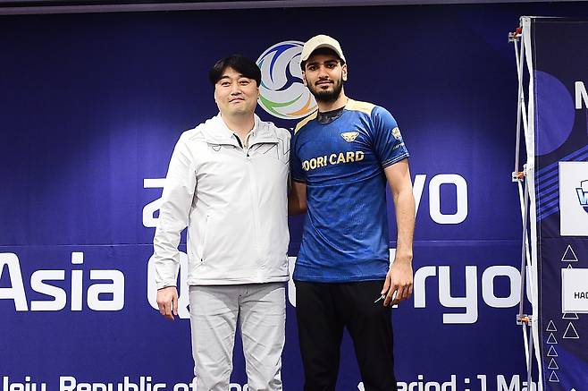 우리카드에 입단한 알리 하그파라스트(오른쪽)와 김재현 수석코치. (한국배구연맹 제공)