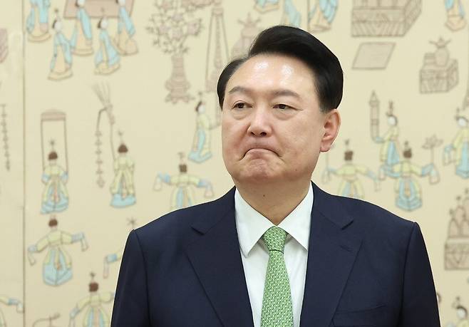 윤석열 대통령이 지난달 26일 서울 용산 대통령실 청사에서 열린 주한대사 신임장 제정식에서 각국 대사로부터 신임장을 전달받기 위해 기다리고 있다. 대통령실통신사진기자단