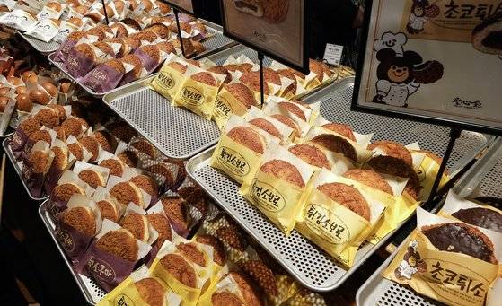 성심당의 시그니처 빵 튀김소보로. 하루 평균 2만2000개 이상 팔리는 베스트셀러 빵이다. 권혁재 사진전문기자