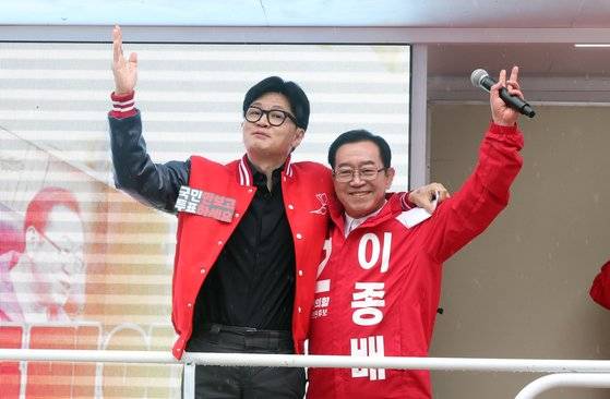지난달 3일 총선 당시 국민의힘 한동훈 비상대책위원장과 이종배 의원이 충북 충주에서 지지를 호소하는 모습. 연합뉴스