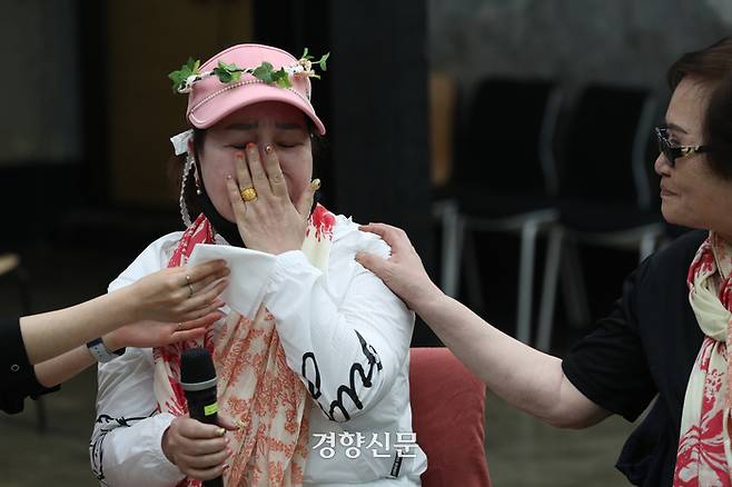 5·18 민주화운동 당시 계엄군 등에 의해 성폭력 피해를 입은 피해자 이연순씨가 지난달 28일 광주광역시 전남대학교 김남주홀에서 ‘5·18 민주화운동진상규명조사위원회’ 주최로 열린 간담회에서 자신의 경험을 이야기하던 중 눈물을 흘리고 있다. 2024.04.28. 정효진 기자