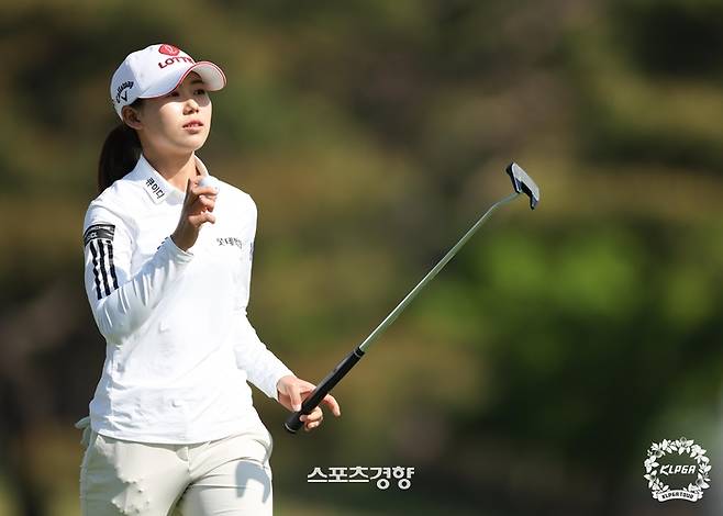 황유민이 3일 경북 구미시 골프존 카운티 선산에서 열린 제10회 교촌 1991 레이디스 오픈 1라운드 12번 홀에서 홀아웃한 뒤 인사하고 있다. KLPGA 제공