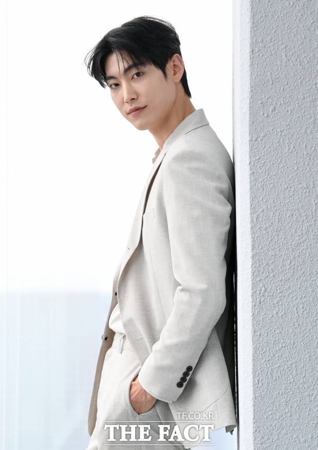 배우 박영운이 최근 서울 마포구 상암동 <더팩트> 사옥에서 MBC 일일드라마 '세 번째 결혼' 종영 인터뷰를 진행하기 앞서 포즈를 취하고 있다. /이새롬 기자