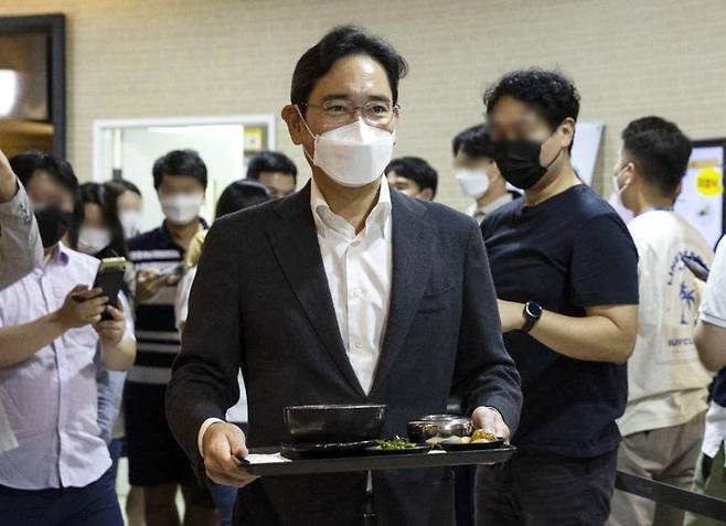 이재용 삼성전자 회장이 2022년 8월 30일 서울 송파구 신천동에 있는 삼성SDS 잠실캠퍼스를 찾아 구내식당을 이용하고 있다. 사진=삼성전자