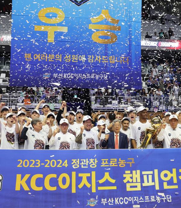 프5일 경기도 서수원칠보체육관에서 열린 프로농구 챔피언결정전 5차전 수원 KT 소닉붐과 부산 KCC 이지스의 경기. 이날 경기에서 승리하며 챔피언 자리에 오른 KCC 선수들이 환호하고 있다. 연합뉴스