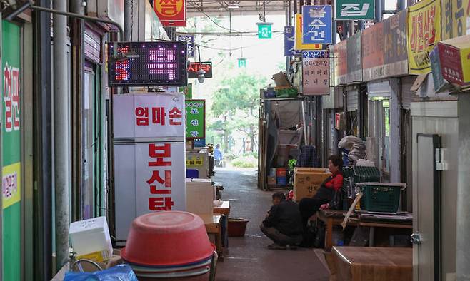 점심식사 시간임에도 불구하고 안산시민시장 식당가가 한산한 모습을 보이고 있다.