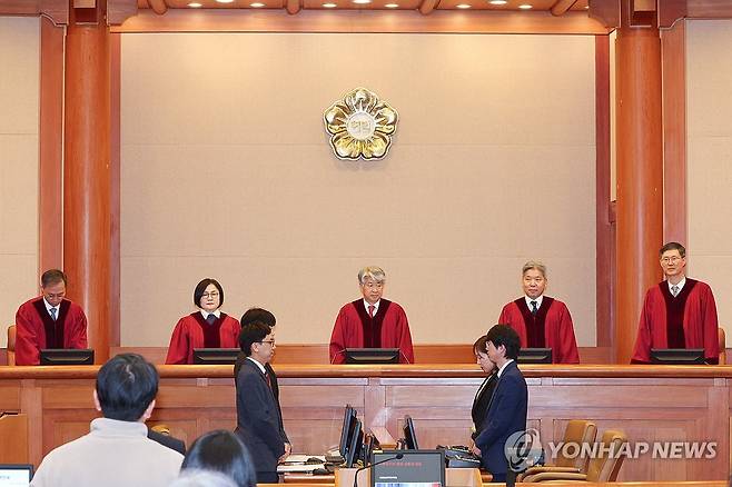 헌재, '기후위기 부실대응은 기본권 침해 소송' 공개변론 시작 (서울=연합뉴스) 임화영 기자 = 국내 첫 기후소송이 열린 23일 오후 서울 종로구 헌법재판소 대심판정에서 이종석 헌재소장과 재판관들이 정부의 기후 위기 대응 부실이 기본권 침해에 해당하는지 여부를 가리는 공개변론을 위해 입장하고 있다. 2024.4.23 hwayoung7@yna.co.kr