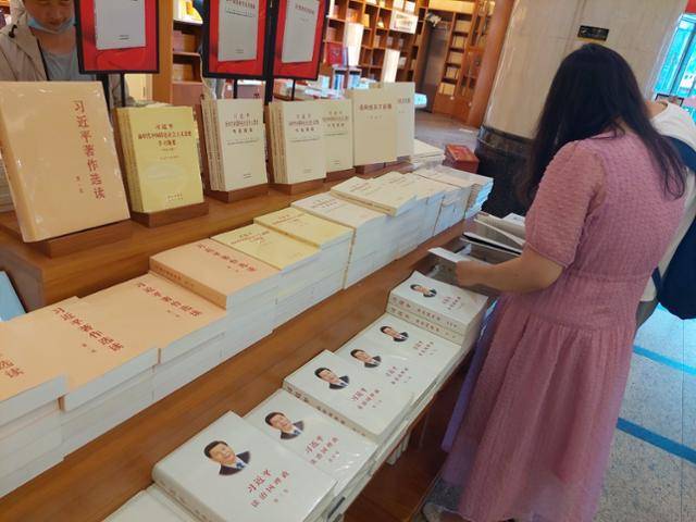 지난달 26일 중국 베이징 쇼핑가인 왕푸징에 위치한 한 서점에서 한 중국인이 시진핑 어록집을 살펴보고 있다. 베이징=조영빈 특파원