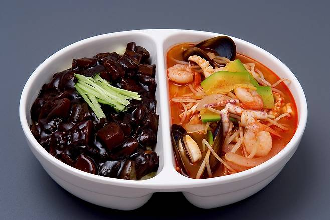 만약 다이어트할 때 꼭 먹고 싶다면 국물 없이 짬뽕을 먹으면 짜장면보다 열량 섭취와 나트륨 섭취를 줄일 수 있다./사진=게티이미지뱅크