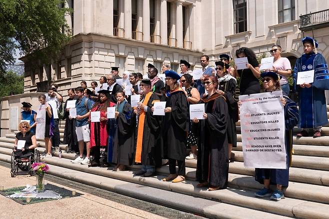 지난 1일(현지시간) 텍사스주 텍사스대 오스틴 캠퍼스에 교수진이 가자지구 학살과 교내 학생·교직원을 향한 폭력에 항의하기 위해 모여있다. AFP연합뉴스