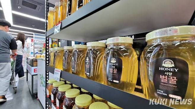 지난달 25일 방문한 마트에 사양벌꿀이 진열돼 있다. 사진=김건주 기자
