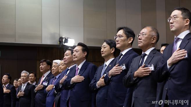 (서울=뉴스1) 안은나 기자 = 윤석열 대통령이 20일 오후 서울 여의도 63컨벤션센터에서 열린 제51회 상공의 날 기념식에 참석해 국기에 대한 경례를 하고 있다. 앞줄 오른쪽부터 구광모 LG 회장, 정의선 현대차그룹 회장, 이재용 삼성전자 회장, 안덕근 산업통상자원부 장관, 윤 대통령, 최태원 대한상공회의소 회장, 양재생 부산상의 회장, 김정태 전주상의 회장, 최재호 창원상의 회장. (대통령실 제공) 2024.3.20/뉴스1 Copyright (C) 뉴스1. All rights reserved. 무단 전재 및 재배포, /사진=(서울=뉴스1) 안은나 기자