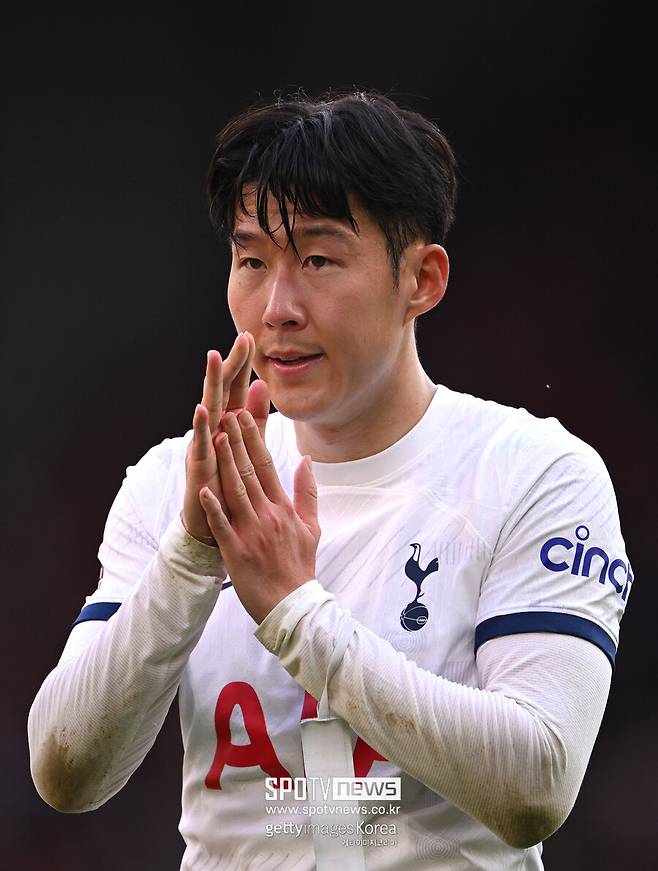 ▲ 토트넘은 6일(한국시간) 영국 리버풀의 안필드에서 열린 2023-24시즌 잉글랜드 프리미어리그 36라운드 원정 경기에서 리버풀에 2-4로 졌다. 지난 뉴캐슬 유나이티드전부터 아스널, 첼시에 이어 리버풀전도 무릎을 꿇었다. 토트넘이 4연패에 빠진 건 2004년 이후 20년 만이다. 시즌 초반 리그 1위를 달린 그 기세가 없어지고 말았다.