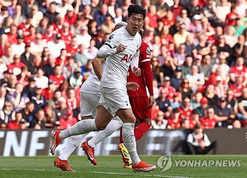 손흥민이 6일(한국시간) 잉글랜드 리버풀에 있는 안필드에서 열린 리버풀과 토트넘 홋스퍼의 2023-2024시즌 프리미어리그 36라운드 원정 경기에 선발 출장해 리그 17호 골을 터뜨렸다. 팀은 2-4로 패했지만, 손흥민은 리버풀 상대 5경기 연속골을 터뜨리며 제이비 바디(레스터 시티)에 이어 프리미어리그 역대 두 번째 선수로 기록됐다. 연합뉴스