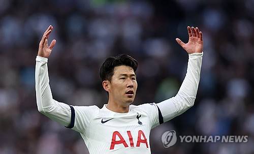 손흥민이 6일(한국시간) 잉글랜드 리버풀에 있는 안필드에서 열린 리버풀과 토트넘 홋스퍼의 2023-2024시즌 프리미어리그 36라운드 원정 경기에 선발 출장해 리그 17호 골을 터뜨렸다. 팀은 2-4로 패했지만, 손흥민은 리버풀 상대 5경기 연속골을 터뜨리며 제이비 바디(레스터 시티)에 이어 프리미어리그 역대 두 번째 선수로 기록됐다. 연합뉴스