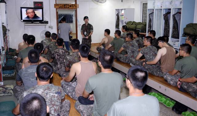 2015년 8월1일 윤 일병이 폭행으로 사망한 경기도 연천군 28사단 포병부대에서 12일 부대원들이 내무반에 모여 인권교육을 받고 있다. 이날 민관군 병영문화혁신위원들이 이 부대를 방문했다. 사진공동취재단