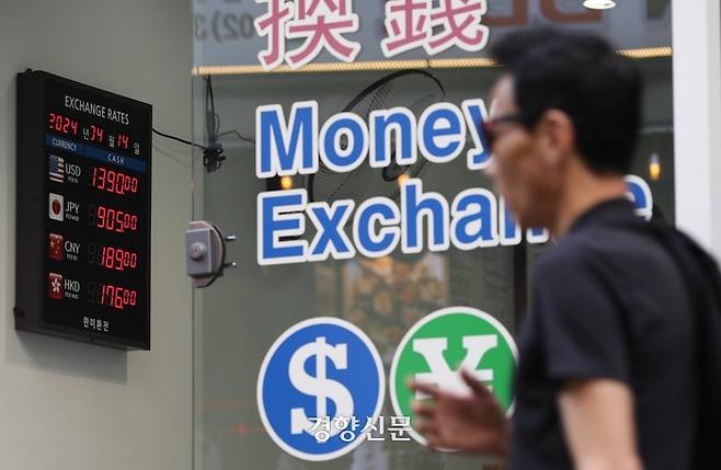 이란이 이스라엘을 공격했다는 소식이 전해진 14일 서울 명동의 한 환전소에 원달러 환율이 표시돼 있다. 김창길기자