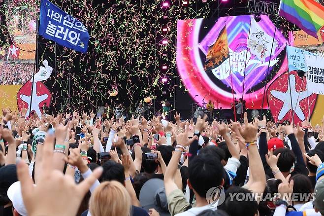 '록 공연으로 무더위 날려버려' (인천=연합뉴스) 임순석 기자 = 6일 오후 인천시 연수구 송도달빛축제공원에서 열린 2023 인천 펜타포트 록 페스티벌에서 밴드 체리필터 공연에 참가자들이 열광하고 있다. 2023.8.6 soonseok02@yna.co.kr
