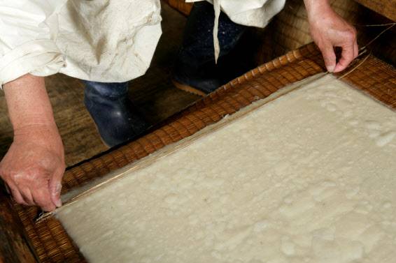 전통 한지를 만드는 모습(사진=문화재청).