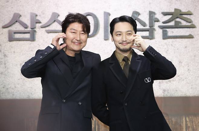 배우 송강호와 변요한(오른쪽)이 8일 서울 강남구 그랜드 인터컨티넨탈 서울 파르나스에서 열린 디즈니+ 오리지널 시리즈 ‘삼식이 삼촌‘(감독 신연식) 제작발표회에서 인사말을 하고 있다. (사진=뉴스1)