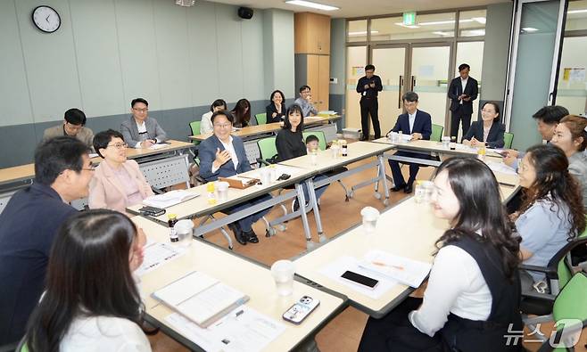 강기정 광주시장이 8일 오후 북구 꿈나무사회복지관에서 열린 정책소풍에 참석해 시민 주도 틈새돌봄 실천, 여성의 사회참여 활성화, 공동육아 문화 확산 등을 논의하고 있다.(광주시 제공)2024.5.8/뉴스1.