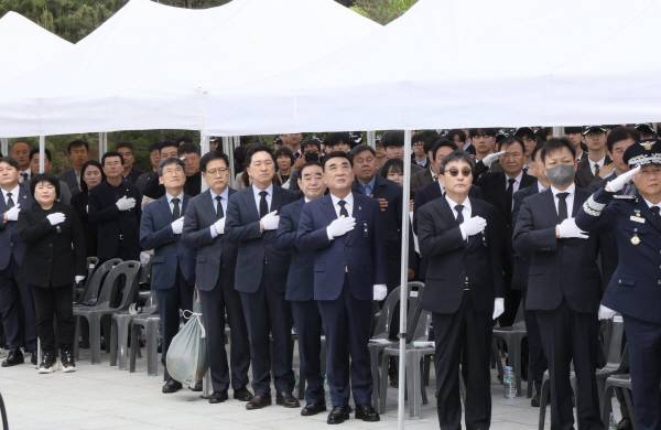8일 울산대공원 현충탑에서 열린 고 김도현 공군 중령 추모식에서 김두겸(앞줄 가운데) 울산시장 등 참석자들이 국민의례를 하고 있다. 울산시 제공