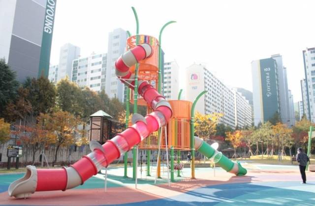 지난 7일 유리 파편이 발견된 경북 구미의 한 공원 미끄럼틀 사진. 구미시청 제공