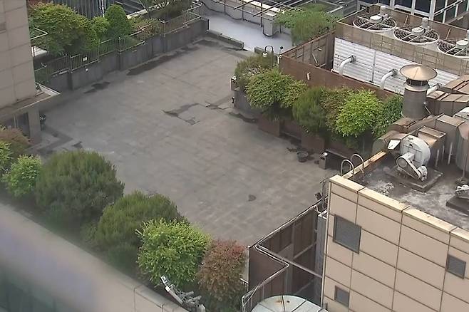 20대 여성 시신이 발견된 서울 서초구의 한 건물 옥상. KBS 보도화면 갈무리
