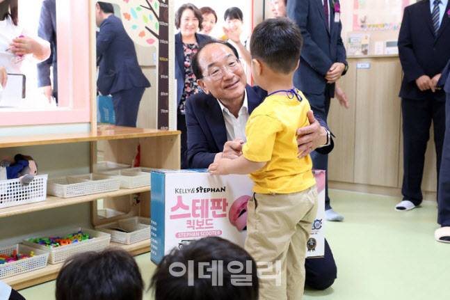 철도공단이 9일 호남선 정읍역에서 ‘키즈레일(Kids Rail)’ 철도 어린이집 개원한 가운데 이성해 철도공단 이사장이 어린이에게 개원 기념품을 전달하고 있다.(사진=국가철도공단 제공)