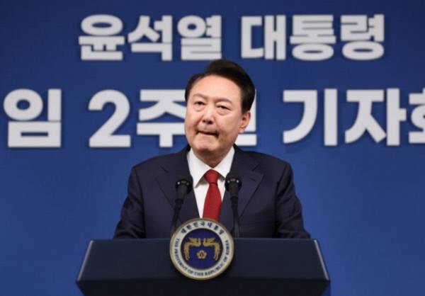 윤석열 대통령이 9일 오전 서울 용산 대통령실 청사 브리핑실에서 ‘윤석열정부 2년 국민보고 및 기자회견’을 하고 있다. 연합뉴스