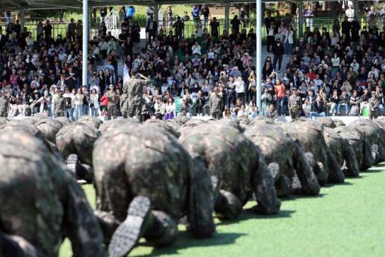 어버이날인 8일 충남 논산시 육군훈련소에서 열린 훈련병 수료식에서 교육을 마친 신병들이 부모님에게 큰절을 하고 있다. 국방일보 제공