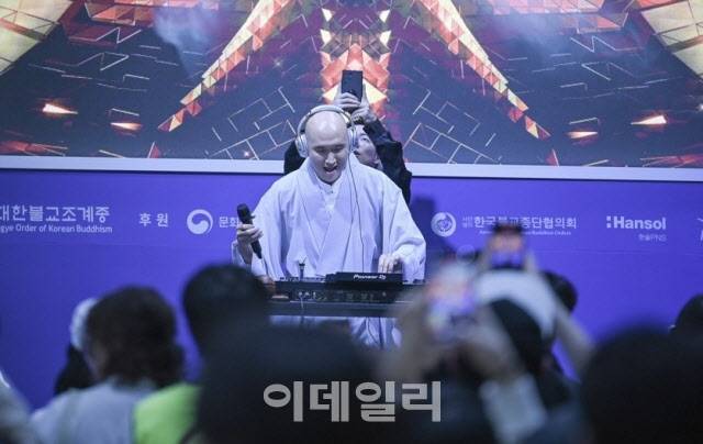 불경 리믹스 디제일 공연을 하고 있는 ‘뉴진스님(개그맨 윤성호)’.(사진=2024서울국제불교박람회 사무국)