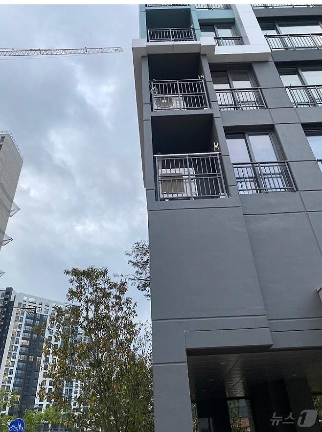 전남 무안군에 입주를 앞둔 '힐스테이트 오룡' 외벽이 육안으로 봤을 때 휘어져 있는 모습. (커뮤니티 갈무리)2024.5.7/뉴스1