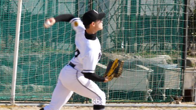 ▲외야에서 수비하는 광주일고 3학년 박헌