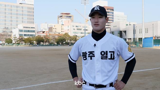 ▲KBC 취재진과 인터뷰하는 광주일고 3학년 박헌