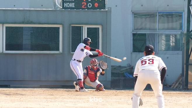 ▲동강대야구부와의 자체 연습경기에서 안타를 기록하는 박헌